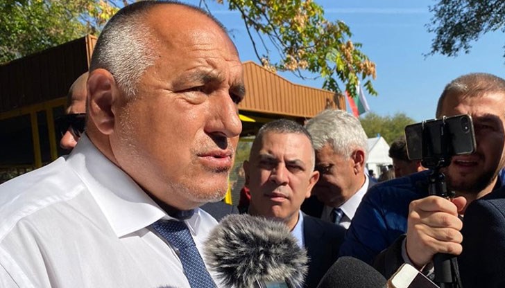 Ако са жени и деца? Ако са мъже, иди-дойди, но ако са жени и деца и ги нахвърлят ей така по оградата, какво ще правим?