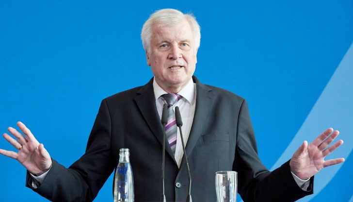 Трябва да помогнем на нашите европейски партньори в контрола на външните граници на ЕС. Прекалено дълго ги оставихме сами, каза Зеехофер Трябва да помогнем на нашите европейски партньори в контрола на външните граници на ЕС. Прекалено дълго ги оставихме сами, каза Зеехофер