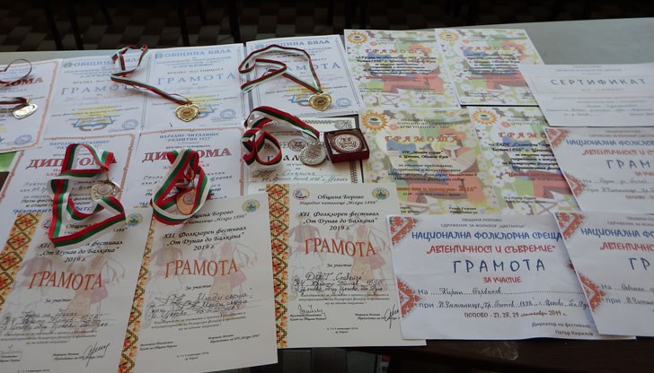 Грамотите и медалите само от последните участия трудно могат да се съберат в залата за репетиции на пенсионерския клуб Грамотите и медалите само от последните участия трудно могат да се съберат в залата за репетиции на пенсионерския клуб