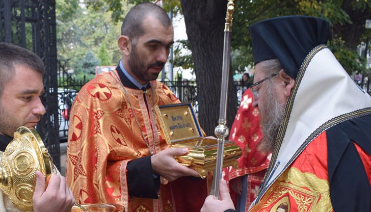 Мощи на Свети Лука и Света Матрона пристигнаха в катедралния храм „Св. Троица”