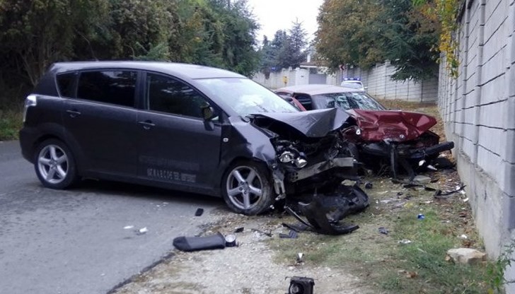 "БМВ" и "Тойота" са се ударили почти челно