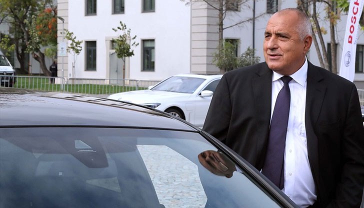 Вождът обича да е откровен. Да е уморен, но твърд в саможертвата си на единствен спасител