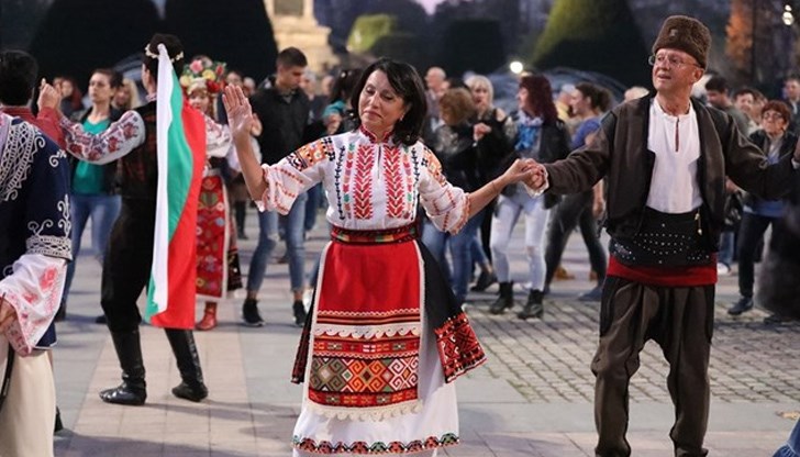 Диана Иванова и Пламен Нунев играят хоро по време на обгазяването в Русе