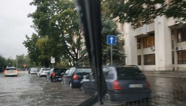 Паднали са около 20-30 л/кв.м., но въпреки това голяма част от града остана на практика непроходим