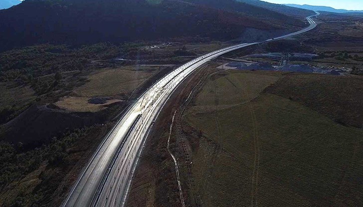 Премиерът публикува и снимки и видео от строежа на новата отсечка от магистралата