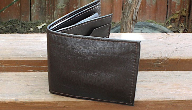 Шестокласничката в СУ „Христо Ботев“ в Джебел Селин Сюлейман намерила на пейка в градския парк Шестокласничката в СУ „Христо Ботев“ в Джебел Селин Сюлейман намерила на пейка в градския парк