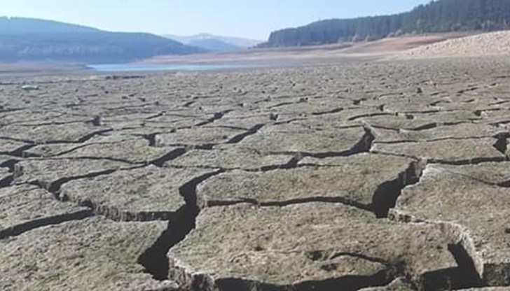 Кадрите на напукана от суша земя са от язовирите "Студена" край Перник и "Огоста" край Монтана