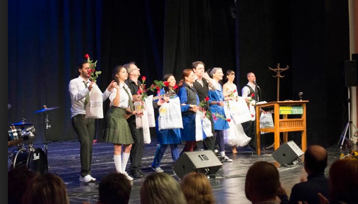 Представлението им бе подарено от техния шеф по случай професионалния им празник