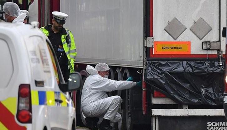 Британските криминолози оглеждат камиона, дошъл от България, където в сряда в Лондон бяха открити 39 души