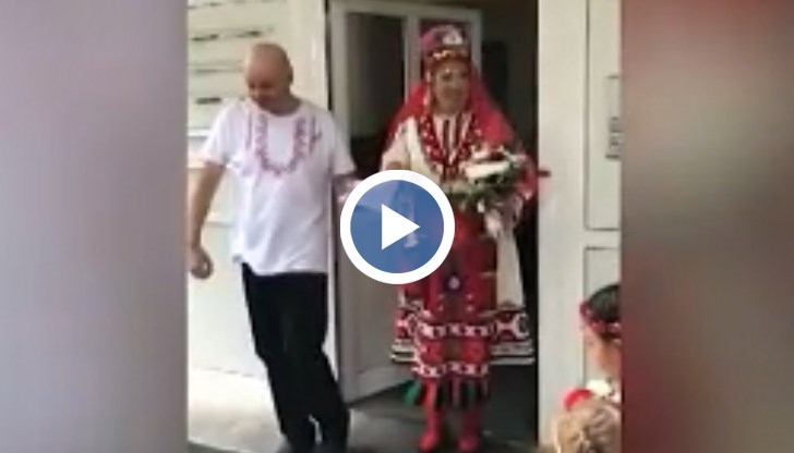 Сватба в народни носии, десет години след предложението за брак