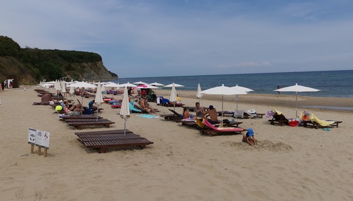 Според формулата базовият приход от едно плажно място за сезон е 225 лева