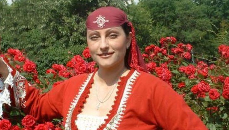 Марияна Павлова е родом от Смолян, дъщеря на великата родопска певица Христина Лютова