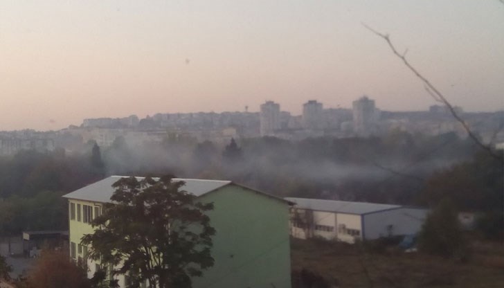 Липсата на вятър и мъглите създават условия за задържане на замърсителите в атмосферата Липсата на вятър и мъглите създават условия за задържане на замърсителите в атмосферата