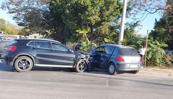 „Мерцедес“ със софийска регистрация блъсна русенско "Пежо" „Мерцедес“ със софийска регистрация блъсна русенско "Пежо"