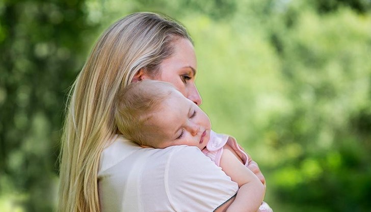 Колкото по-чести са физическите ни контакти с бебетата, толкова по-обичани и сигурни се чувстват те