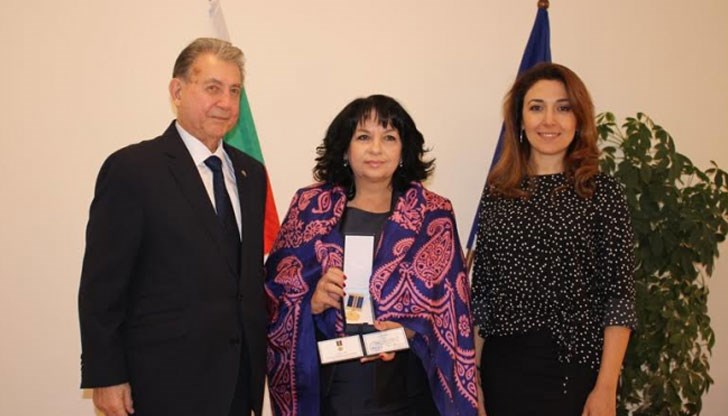 Отличието се връчва с решение на Азербайджан за приноса на министър Петкова в развитието на двустранните енергийни отношения