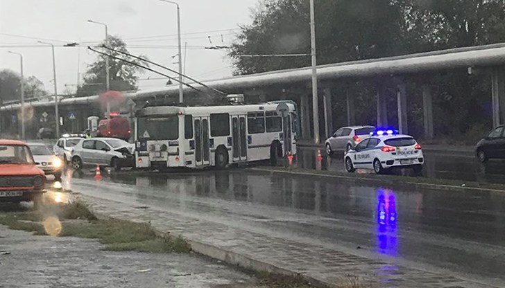 Шофьорът на автомобила е загинал на място