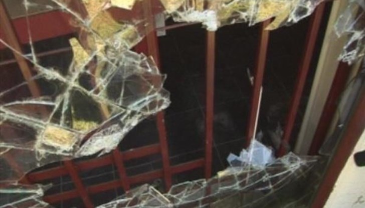 Апашите проникнали в магазина през нощта чрез премахване на решетка от прозорец