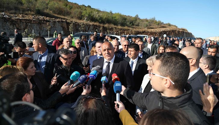 Ако дойдат 50 000 - 100 000 на оградата и армията, и полицията да са там, нито аз, нито Каракачанов ще дадем заповед да се стреля. Оградата ще се събори и ще минат Ако дойдат 50 000 - 100 000 на оградата и армията, и полицията да са там, нито аз, нито Каракачанов ще дадем заповед да се стреля. Оградата ще се събори и ще минат