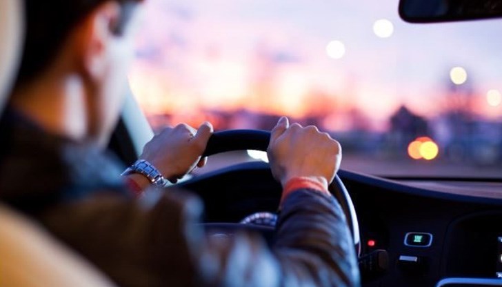 През първите 6 месеца книжката на младите шофьори да стои при придружителя През първите 6 месеца книжката на младите шофьори да стои при придружителя