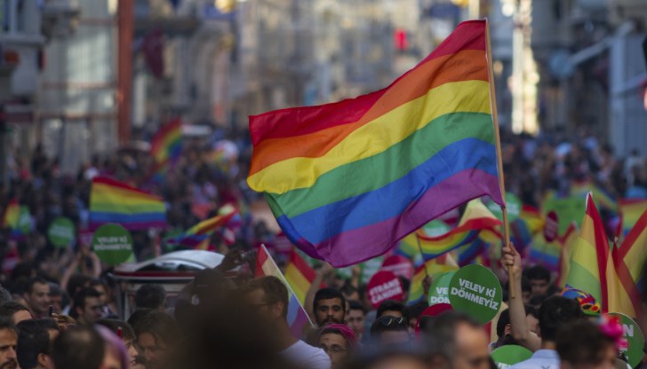 Общо 39% от българите са съгласни с твърдението, че гейове, лесбийки и бисексуални хора трябва да имат същите права като хетеросексуалните