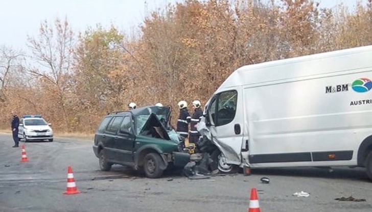 Младежът е бил зад волана на лек автомобил „Фолксваген Голф“, когато последвал челен удар в товарен микробус „Фиат Дукато“