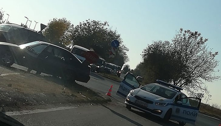 Тя е пътувала в автомобила отнел предимство на кръстовището Тя е пътувала в автомобила отнел предимство на кръстовището