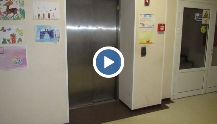 Онкоболни в Русе повече от месец бяха принудени да се мъчат по стълбите