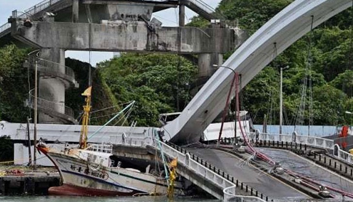 Драматични кадри показаха момента, в който 140-метровият мост с една арка се срутва в Нанфангао