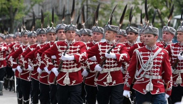 Кандидатите трябва да покажат сила, издръжливост, бързина и интелект, допълнително условие е да чуват шепот от 6 метра