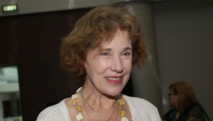 Ленче Кремче ни обяснява от телевизионния екран как ние трябва да слушаме доброто НАТО и да се борим с лошата Русия