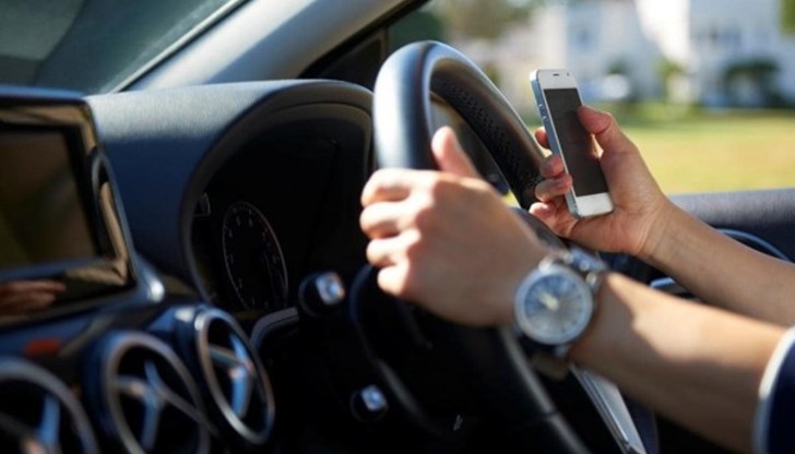 Когато колата се движи и шофьорът си чати - на практика е сляп Когато колата се движи и шофьорът си чати - на практика е сляп