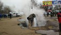 Кола падна в дупка с вряла вода в Русия