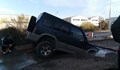 Дупка "погълна" джип във Варна