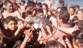 Туристи оставиха делфинче да умре, за да си направят селфи