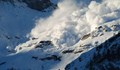 Лавина затрупа скиори в Алпите