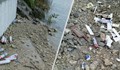Работниците на кея в Русе си хвърлят боклуците в Дунава