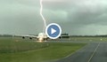 Мълния падна на метри от пътнически самолет в Нова Зеландия