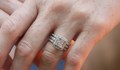 Лекарка отряза пръста на починала жена заради диамантен пръстен