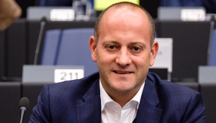 Заблуждава българските граждани и търси изкупителна жертва, която да е виновна за собствената му управленска немощ Заблуждава българските граждани и търси изкупителна жертва, която да е виновна за собствената му управленска немощ