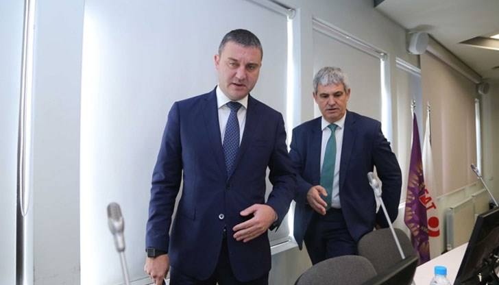 Предложенията на "Обединени патриоти" били за вдигане на минималните пенсии на 250 лв. и освобождаване от такси на 4, 5 и 6- годишните от детските градини, уточни Юлиян Ангелов Предложенията на "Обединени патриоти" били за вдигане на минималните пенсии на 250 лв. и освобождаване от такси на 4, 5 и 6- годишните от детските градини, уточни Юлиян Ангелов