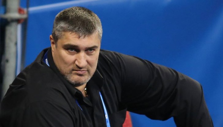 Инициативният комитет за кардинални промени в българския волейбол ще представи днес официално своя кандидат за президентския пост, който вече почти 20 г. е заеман от инж. Данчо Лазаров