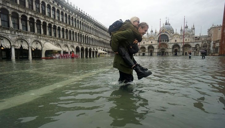 Лошото време, засегнало южните и централни райони на Италия, доведе до затварянето на училища, наводнения, падане на дървета и затваряне на пътищата