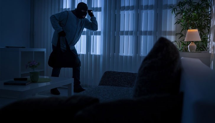 В апартамента е проникнато, чрез взлом на входна метална врата В апартамента е проникнато, чрез взлом на входна метална врата