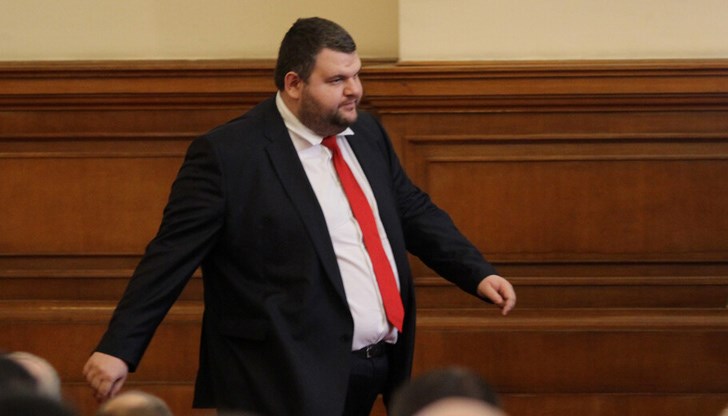 Става дума за документи, различни от кредитите, отпуснати на официалните медии, собственост на семейството на депутата Става дума за документи, различни от кредитите, отпуснати на официалните медии, собственост на семейството на депутата