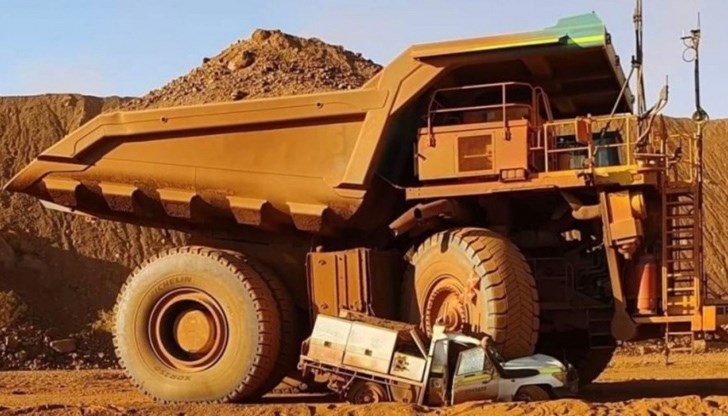 Самосвалът също пострадал - имало цепнатини по предната дясна гума