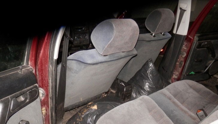 Униформените засекли Фолксваген край бензиностанция