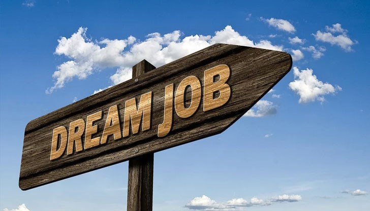 Тук плащат повече, има по-добри осигуровки, по-малко работни часове, времето е по-хубаво и е по-близо до Полша, пише в реклама Тук плащат повече, има по-добри осигуровки, по-малко работни часове, времето е по-хубаво и е по-близо до Полша, пише в реклама