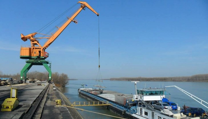 Кранове претоварват стока от пълни на празни шлепове заради плитчините Кранове претоварват стока от пълни на празни шлепове заради плитчините