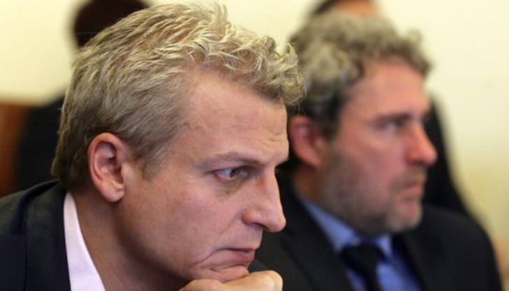 Какво мотивира бившия здравен министър?